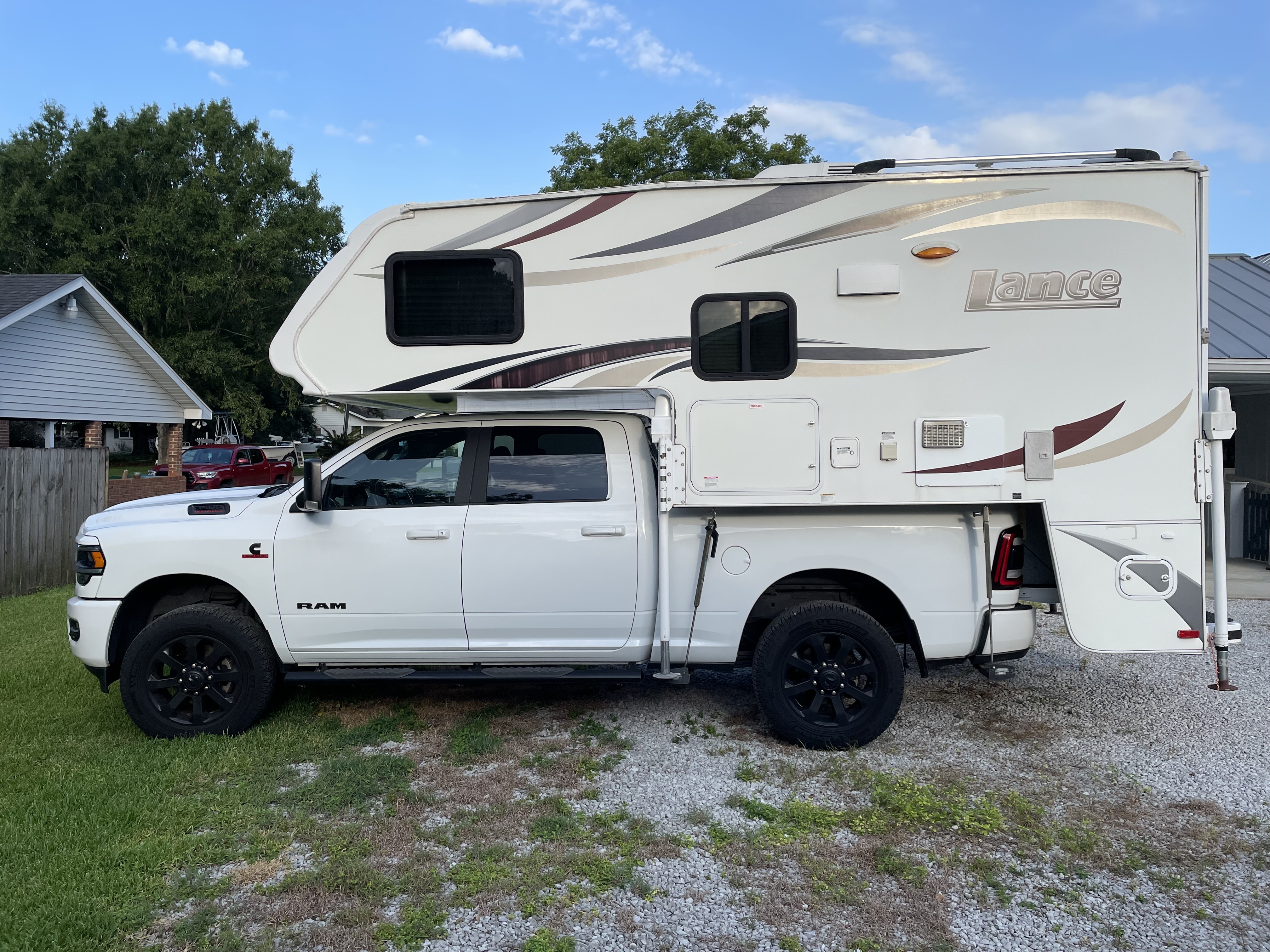 2014 Lance 855S TRUCK CAMPER RV