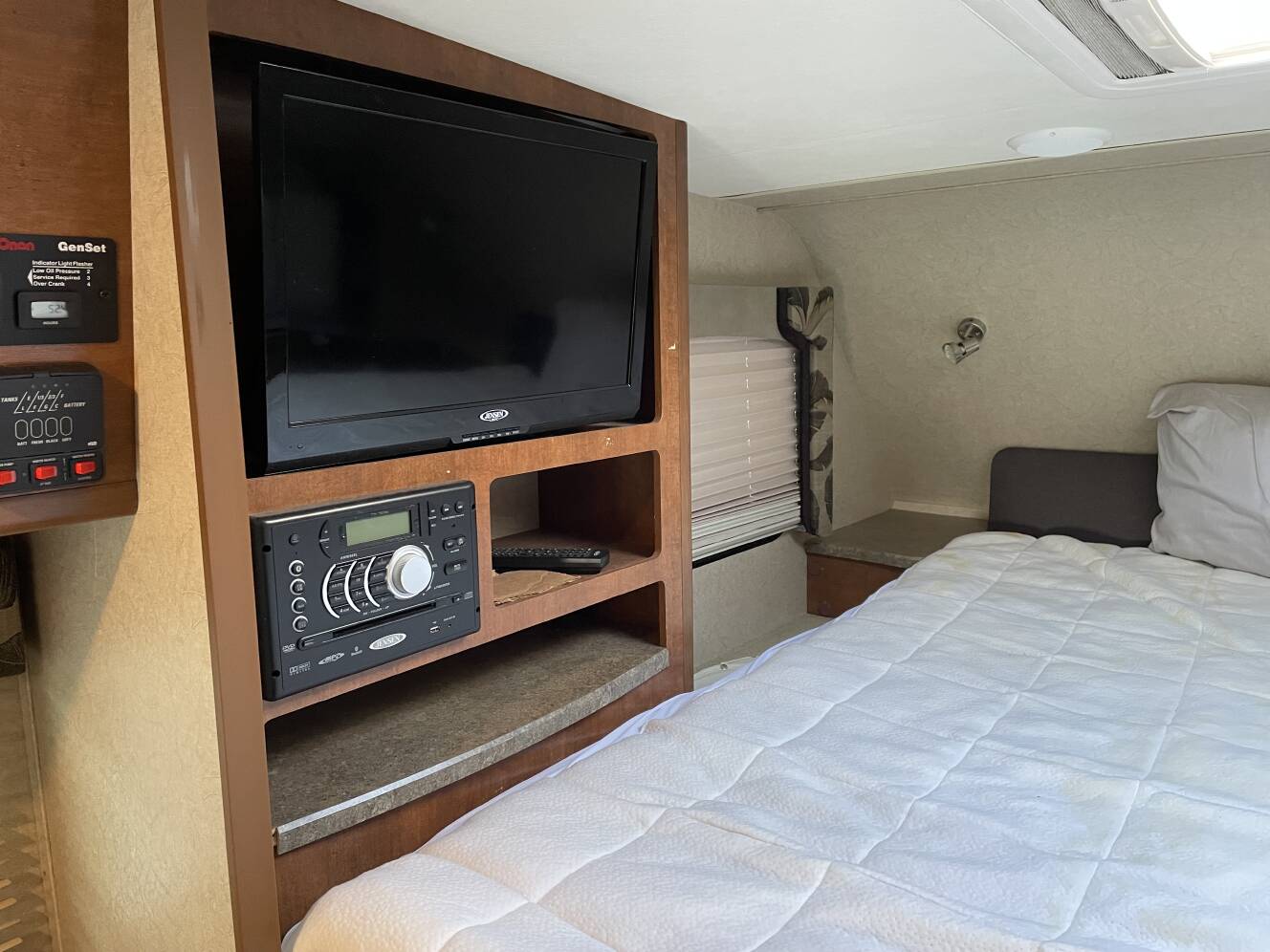 A photo of this 2014 Lance 855S TRUCK CAMPER