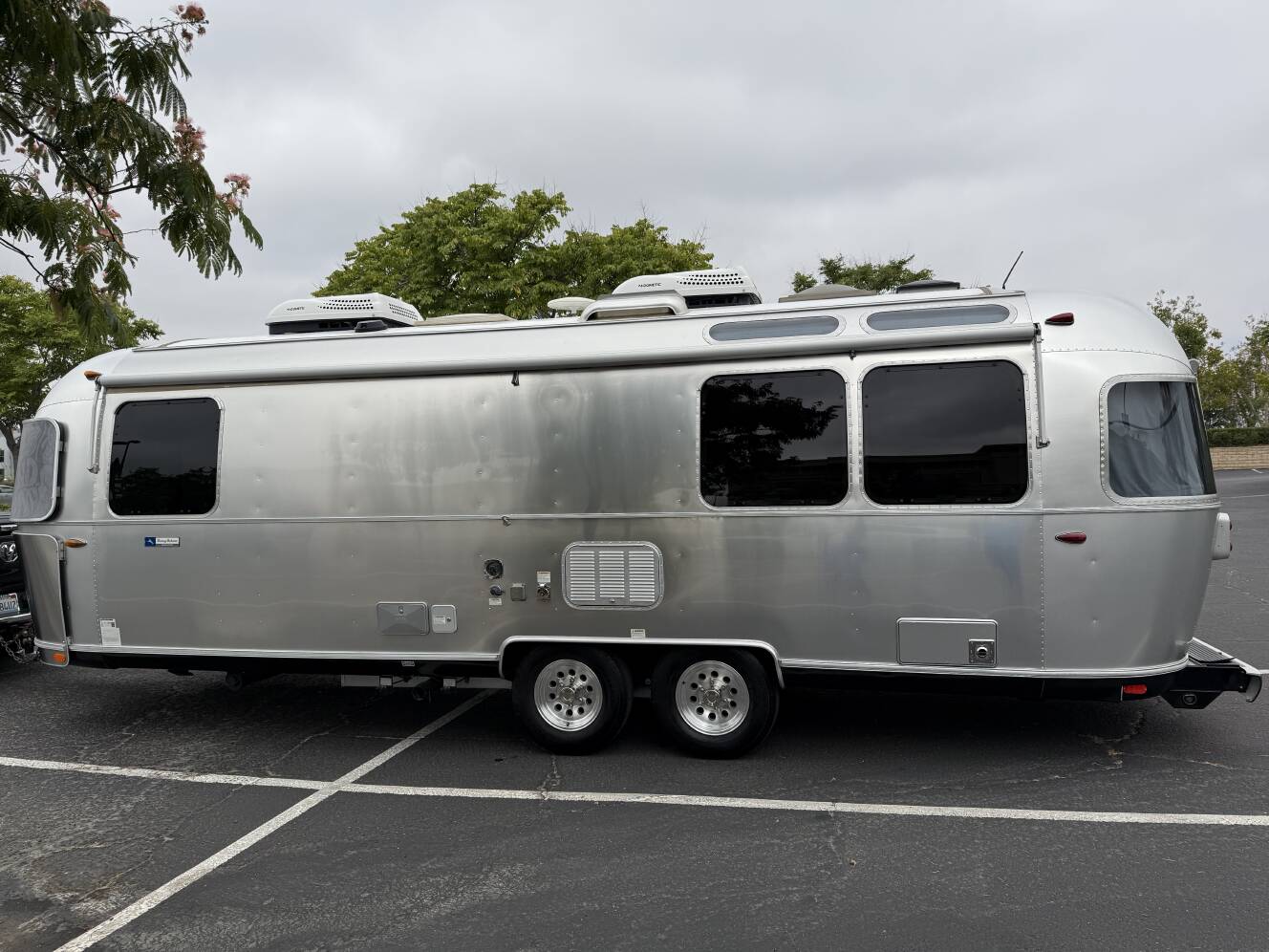 A photo of this 2018 Airstream TOMMY BAHAMA 27FB
