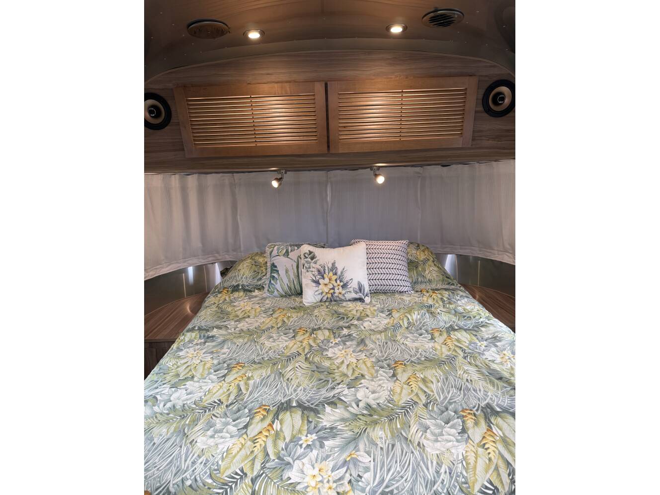 A photo of this 2018 Airstream TOMMY BAHAMA 27FB