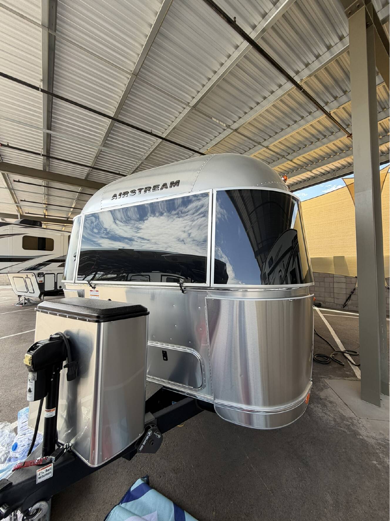 A photo of this 2023 Airstream FLYING CLOUD 25FB TWIN