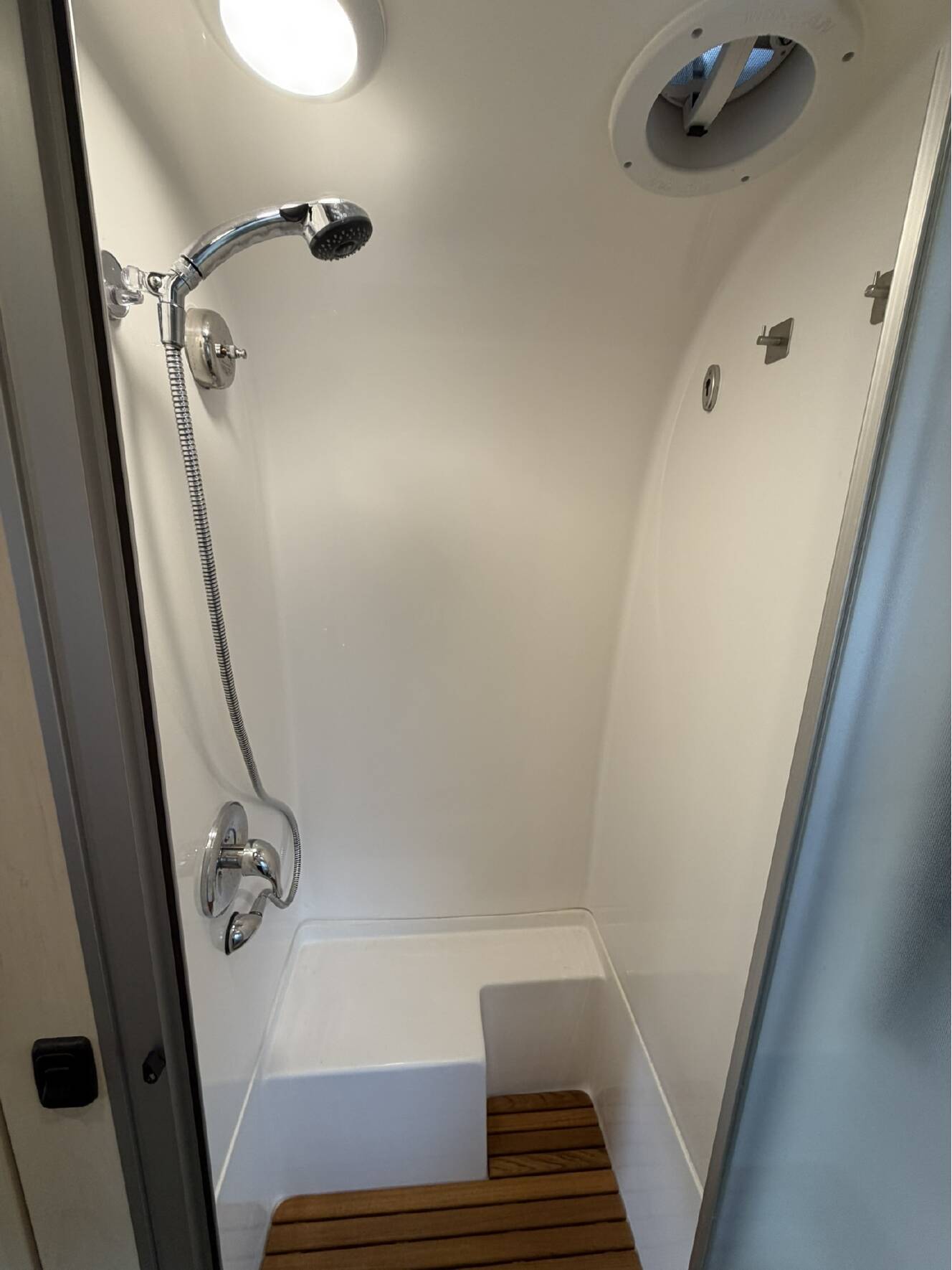 A photo of this 2023 Airstream FLYING CLOUD 25FB TWIN