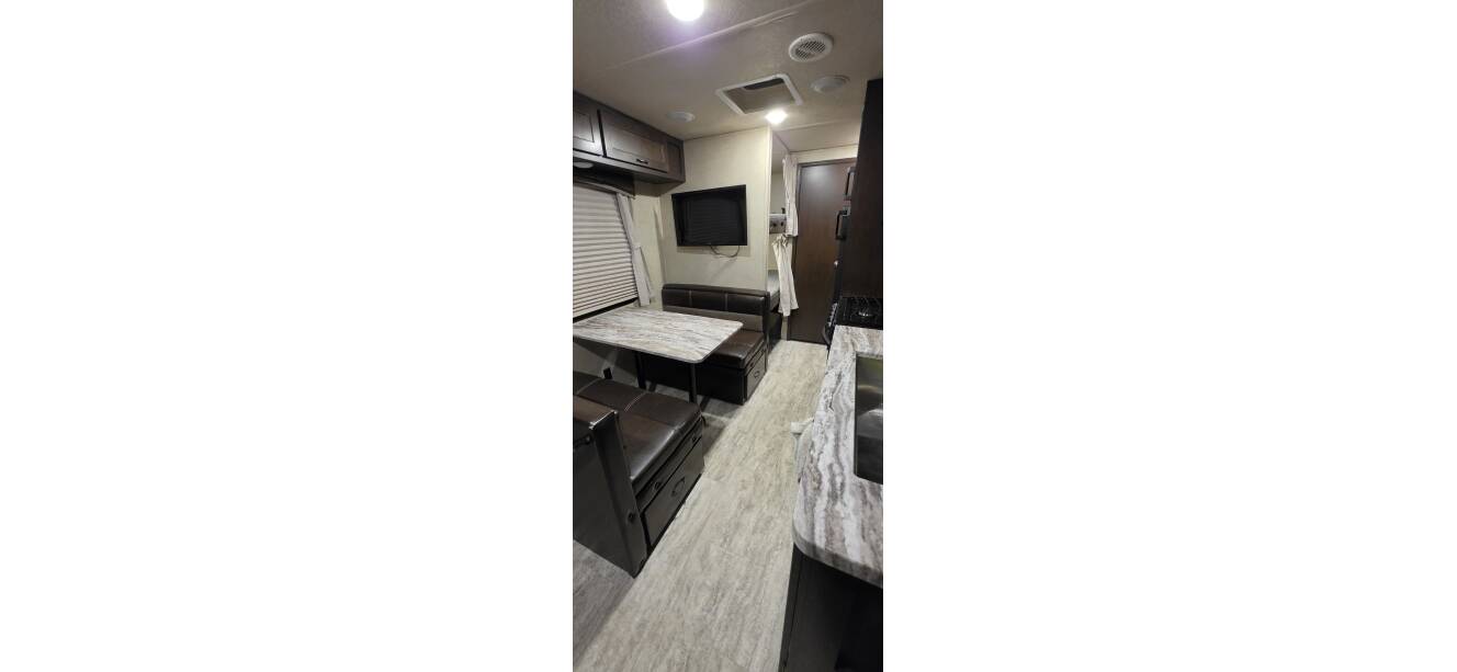 A photo of this 2020 East To West DELLA TERRA 27 KNS
