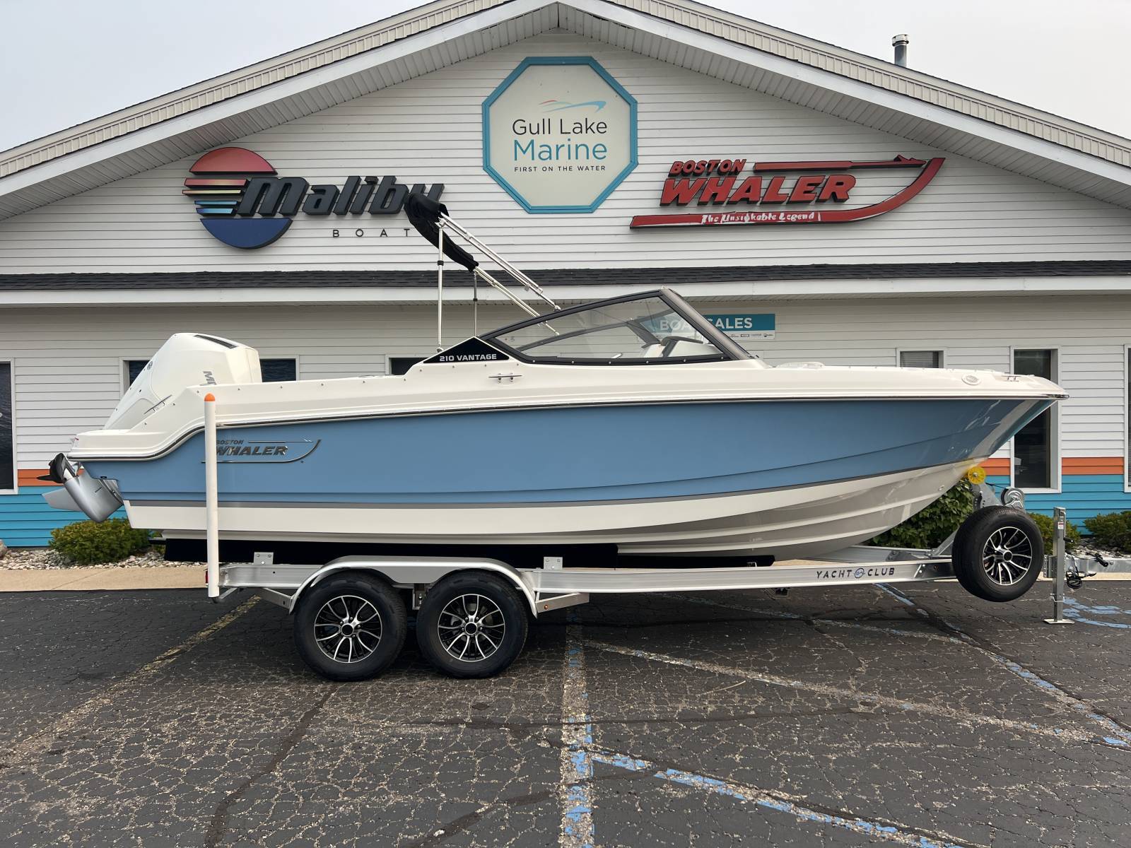 2026 Boston Whaler 210 VANTAGE 320 in richland MI