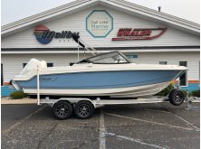 Boston Whaler 330 Vantage Review image