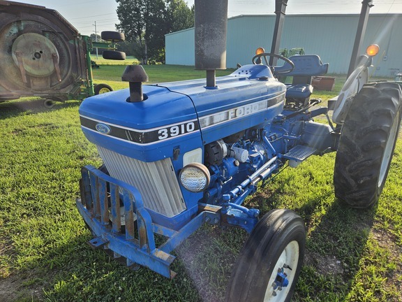 1988 Ford 3910 in Martin, TN
