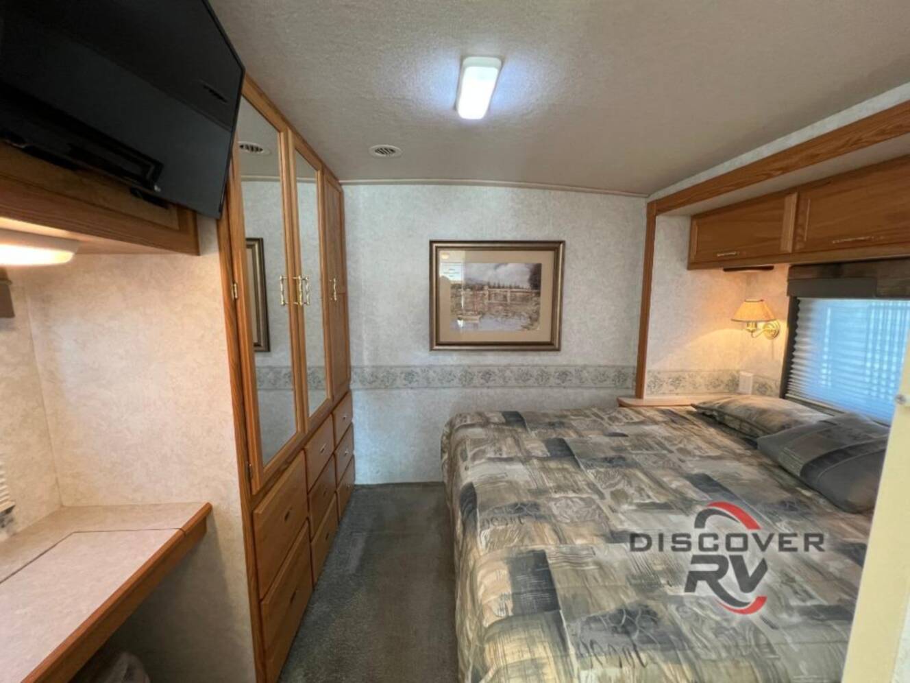A photo of this 2005 Winnebago Sightseer 29R