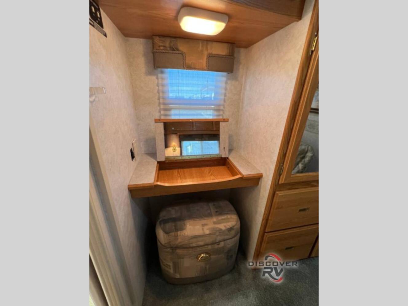 A photo of this 2005 Winnebago Sightseer 29R