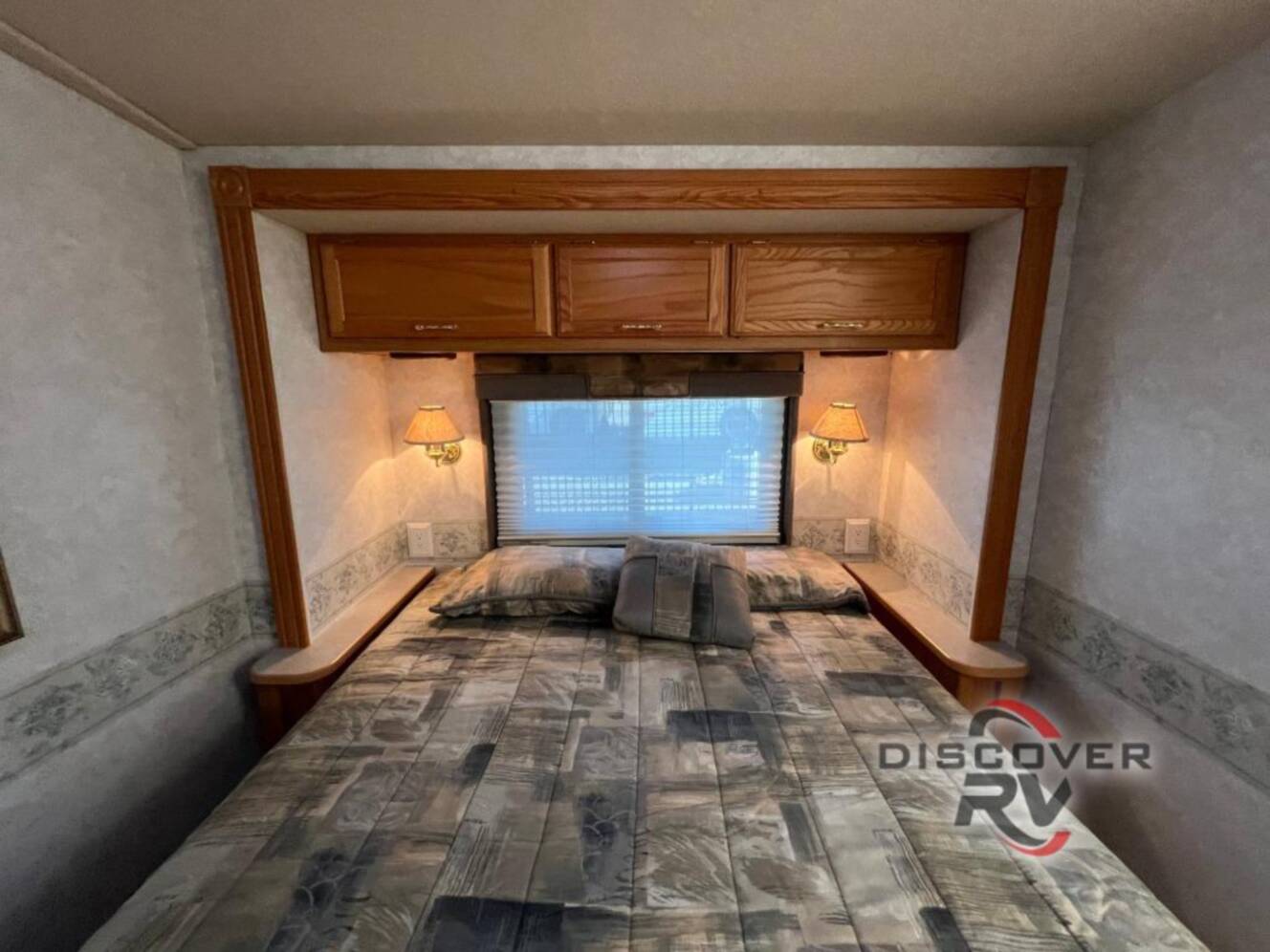 A photo of this 2005 Winnebago Sightseer 29R