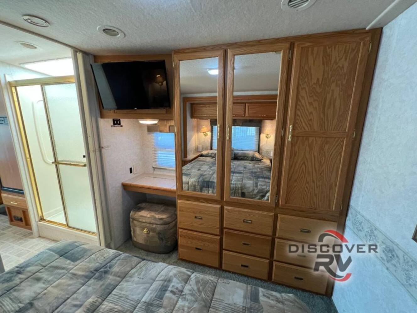 A photo of this 2005 Winnebago Sightseer 29R