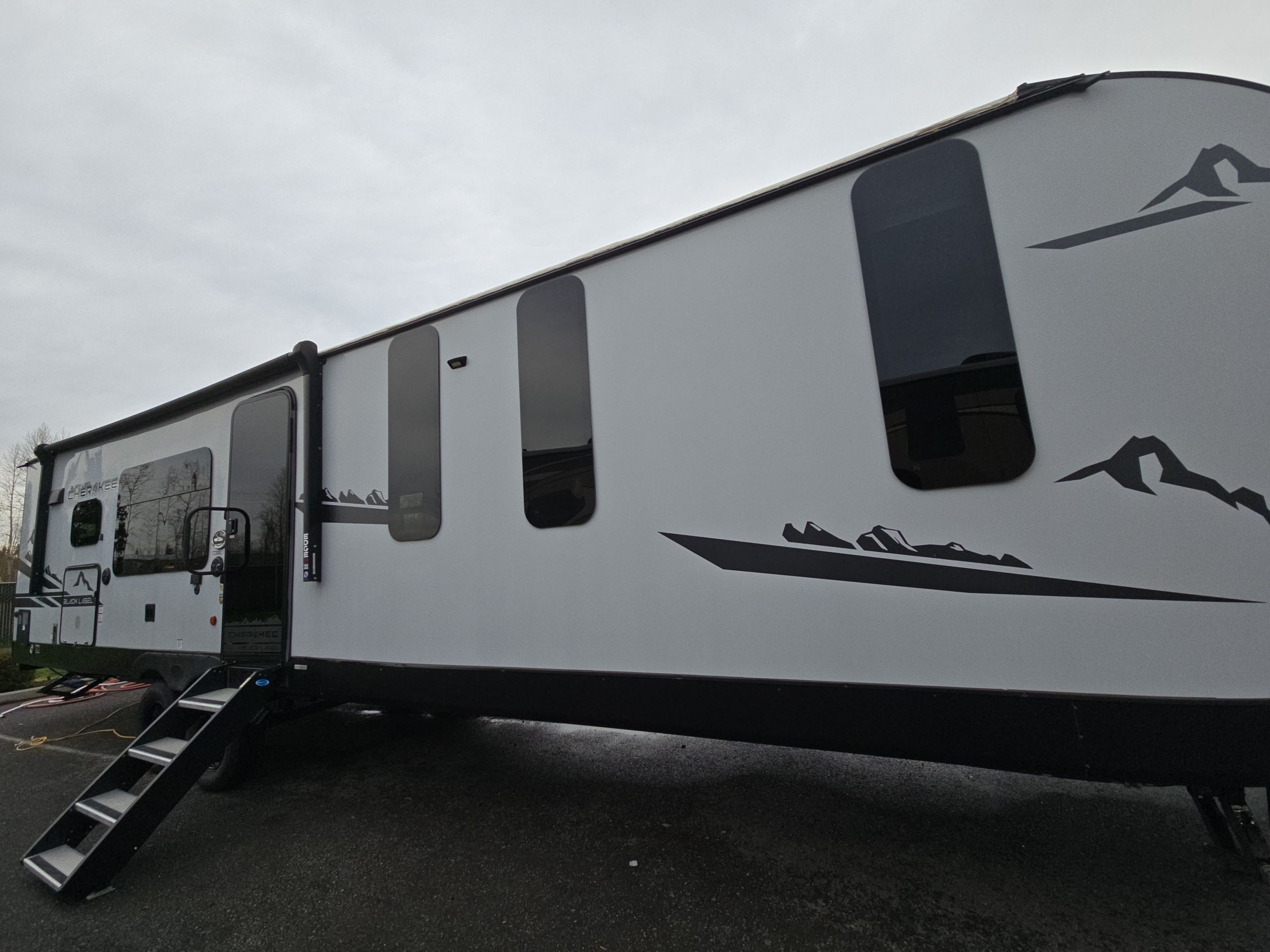 2022 Forest River CHEROKEE BLACK LABEL 304RKBL in marysville WA