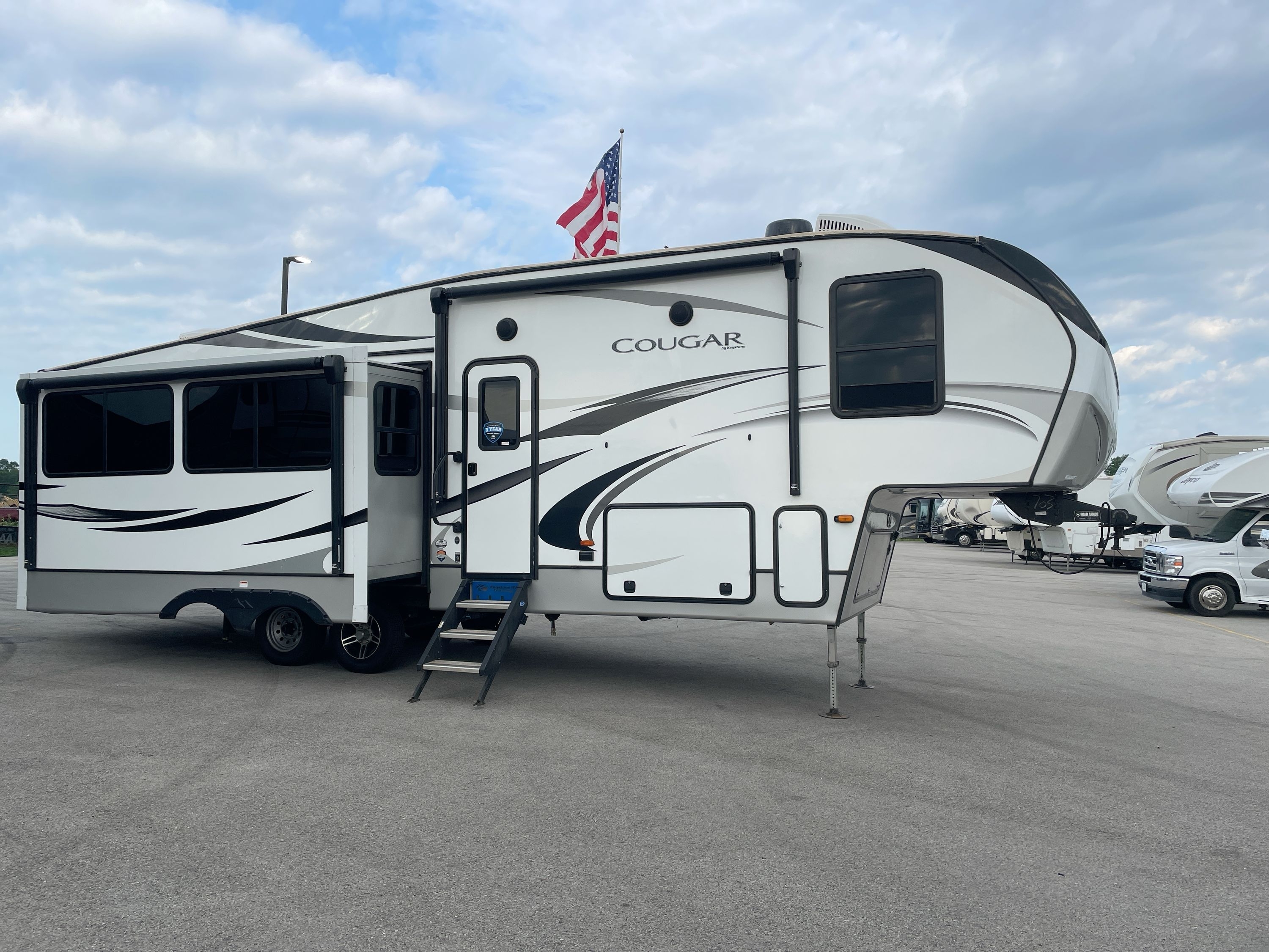 2020 Keystone COUGAR 30RLS in braidwood IL