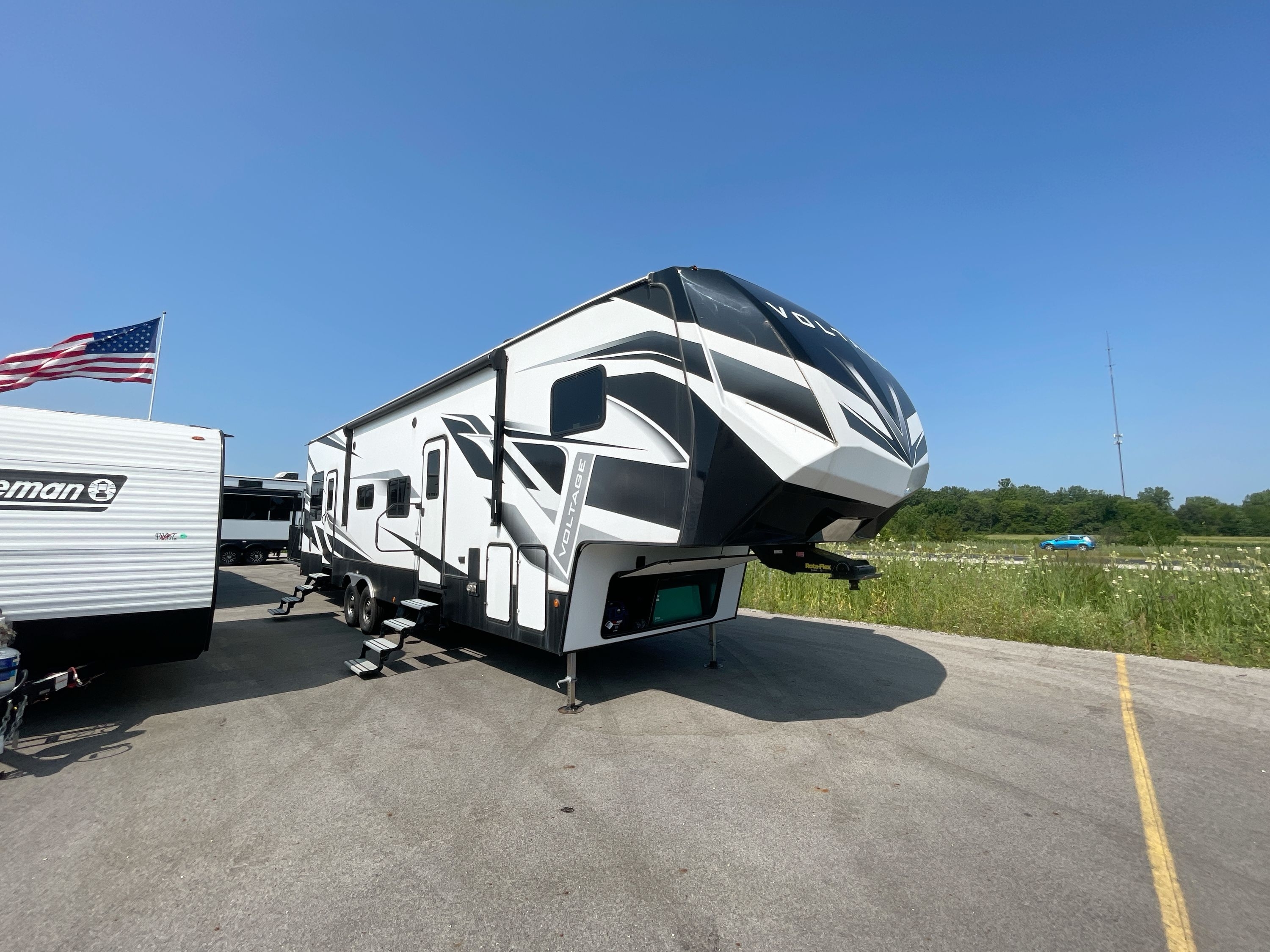 2021 Dutchmen TRITON 3521 Fifth Wheel Toy Hauler RV