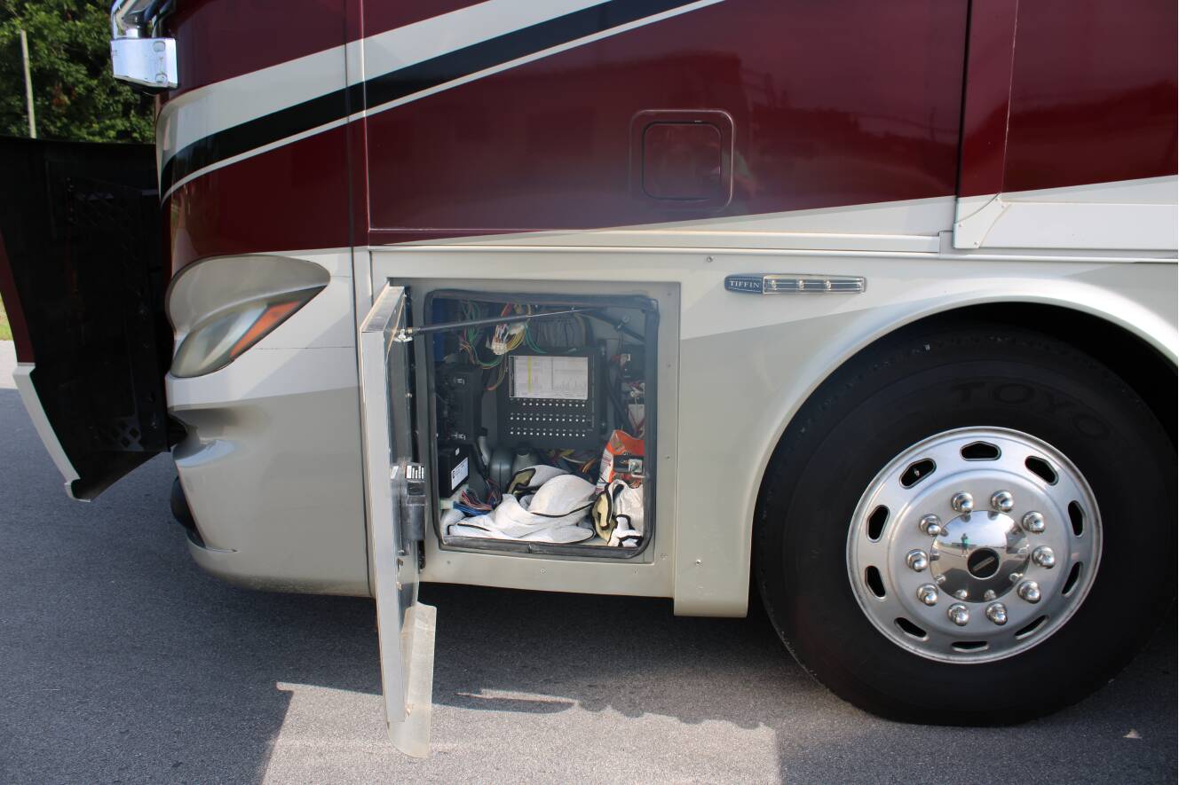 A photo of this 2015 Tiffin Motorhomes PHAETON 40 QBH