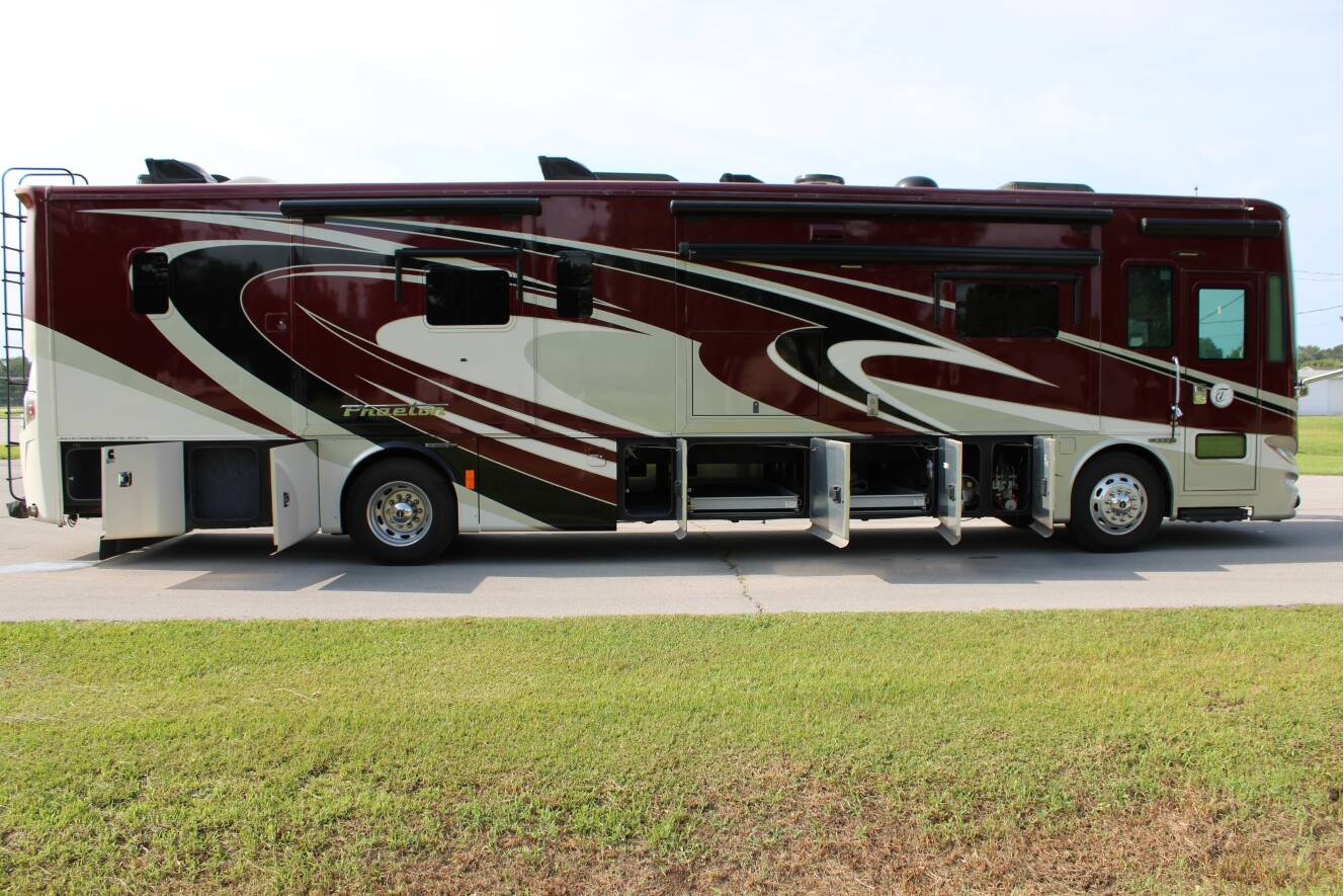 A photo of this 2015 Tiffin Motorhomes PHAETON 40 QBH