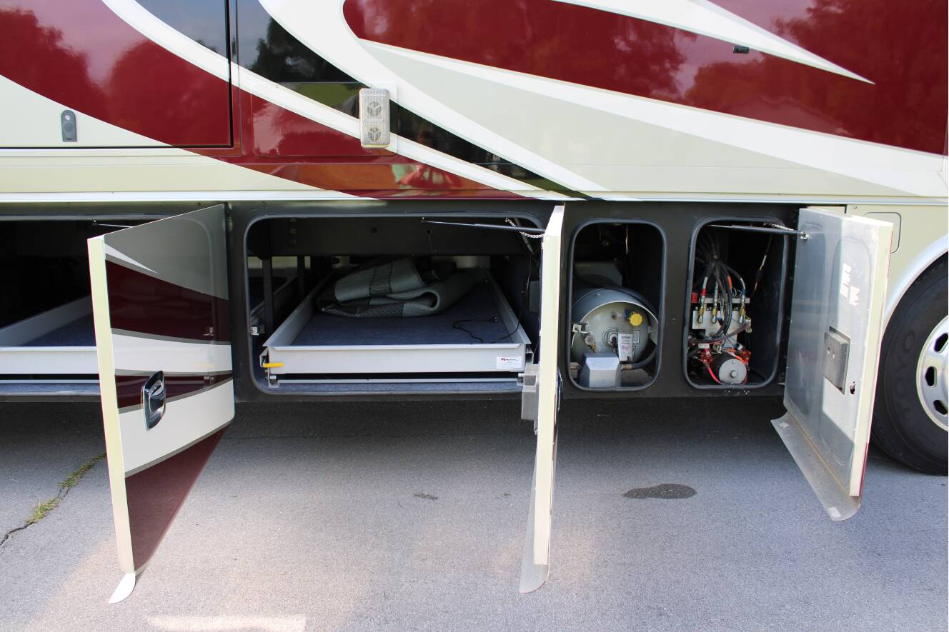 A photo of this 2015 Tiffin Motorhomes PHAETON 40 QBH