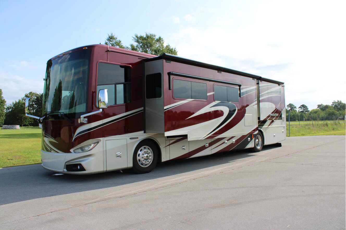 A photo of this 2015 Tiffin Motorhomes PHAETON 40 QBH