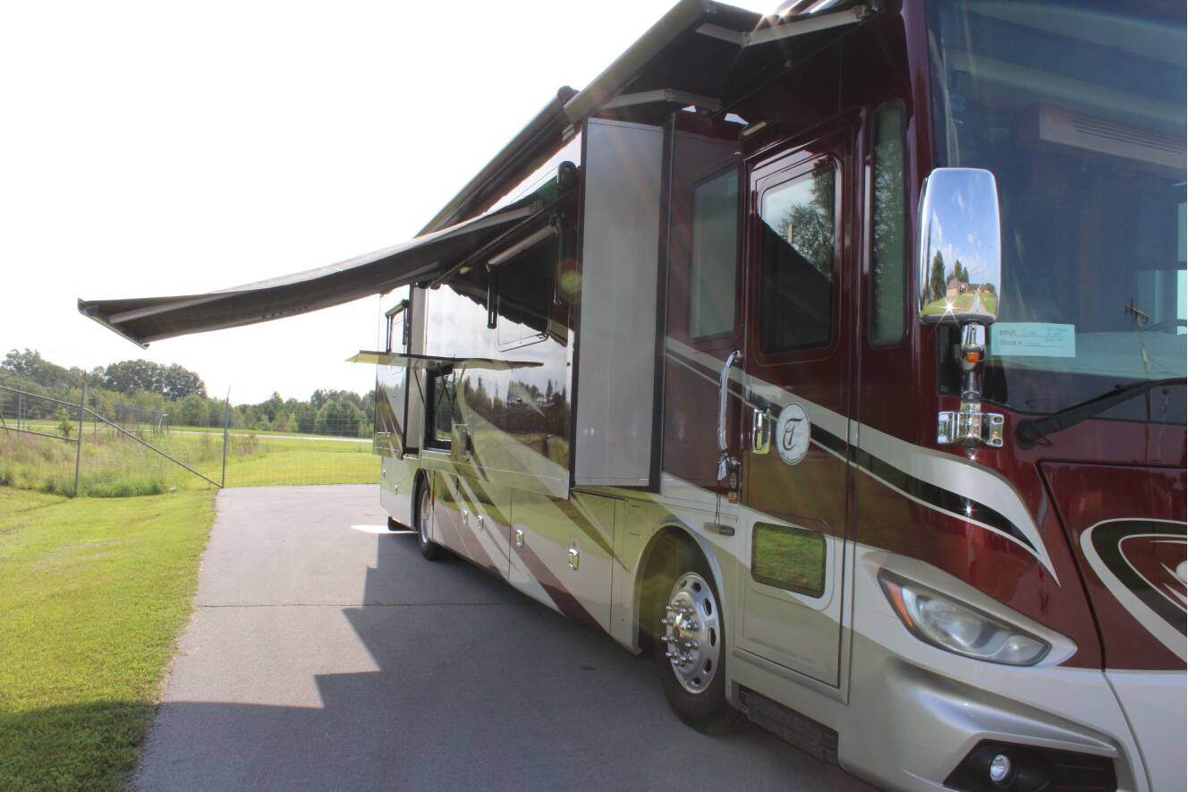 A photo of this 2015 Tiffin Motorhomes PHAETON 40 QBH