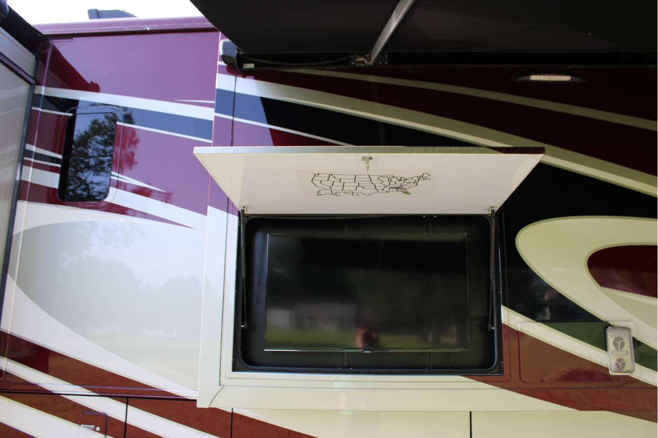 A photo of this 2015 Tiffin Motorhomes PHAETON 40 QBH