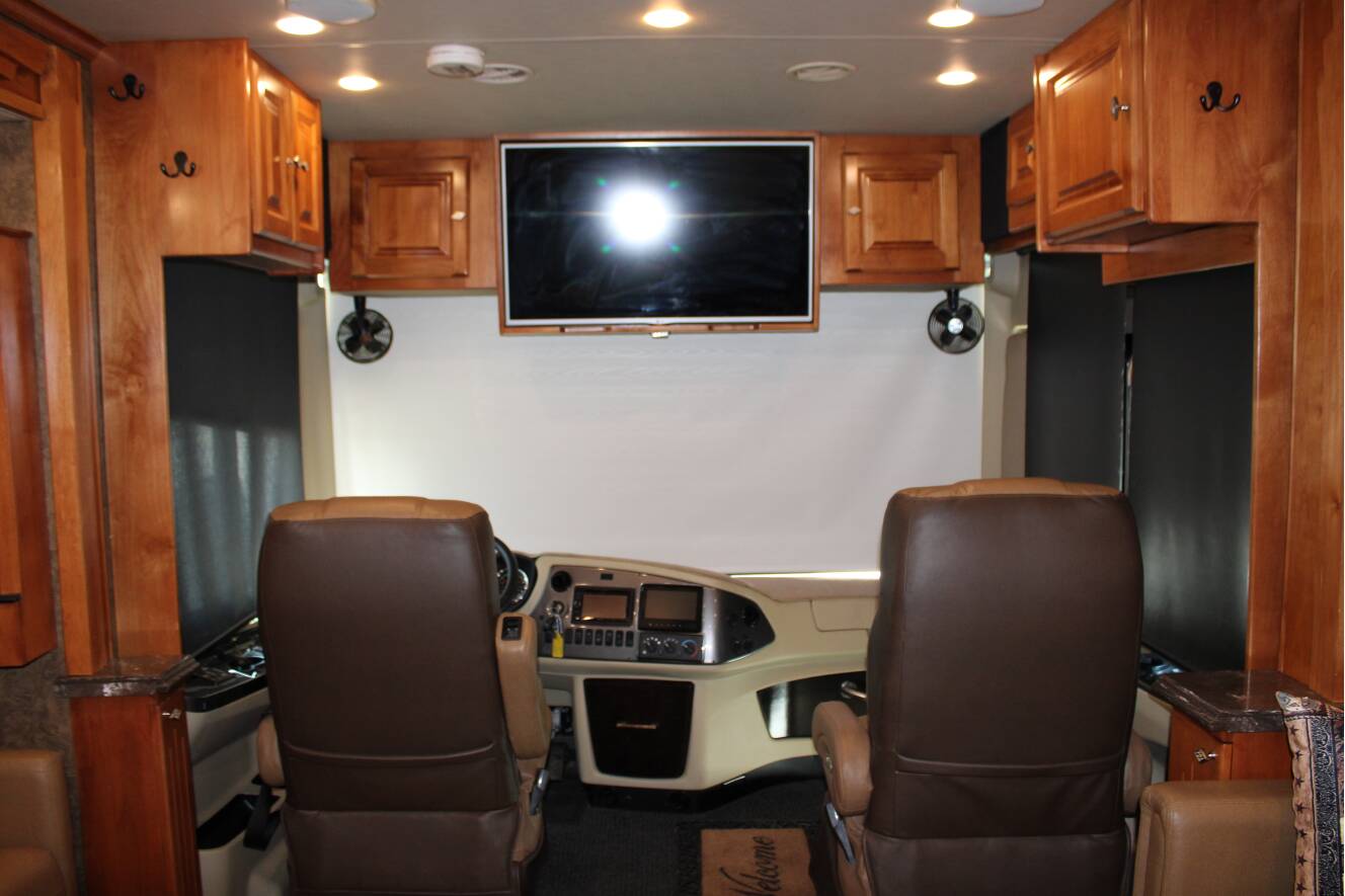 A photo of this 2015 Tiffin Motorhomes PHAETON 40 QBH