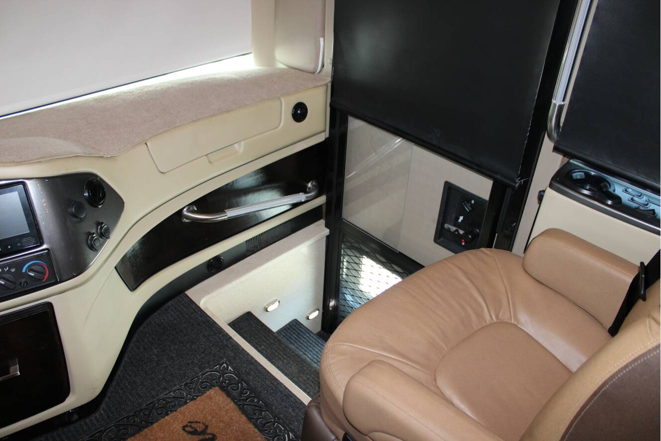 A photo of this 2015 Tiffin Motorhomes PHAETON 40 QBH