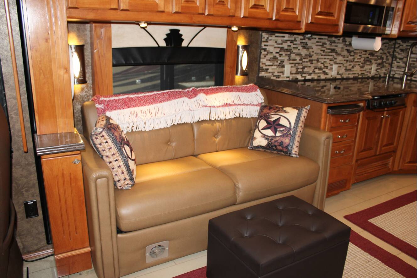 A photo of this 2015 Tiffin Motorhomes PHAETON 40 QBH
