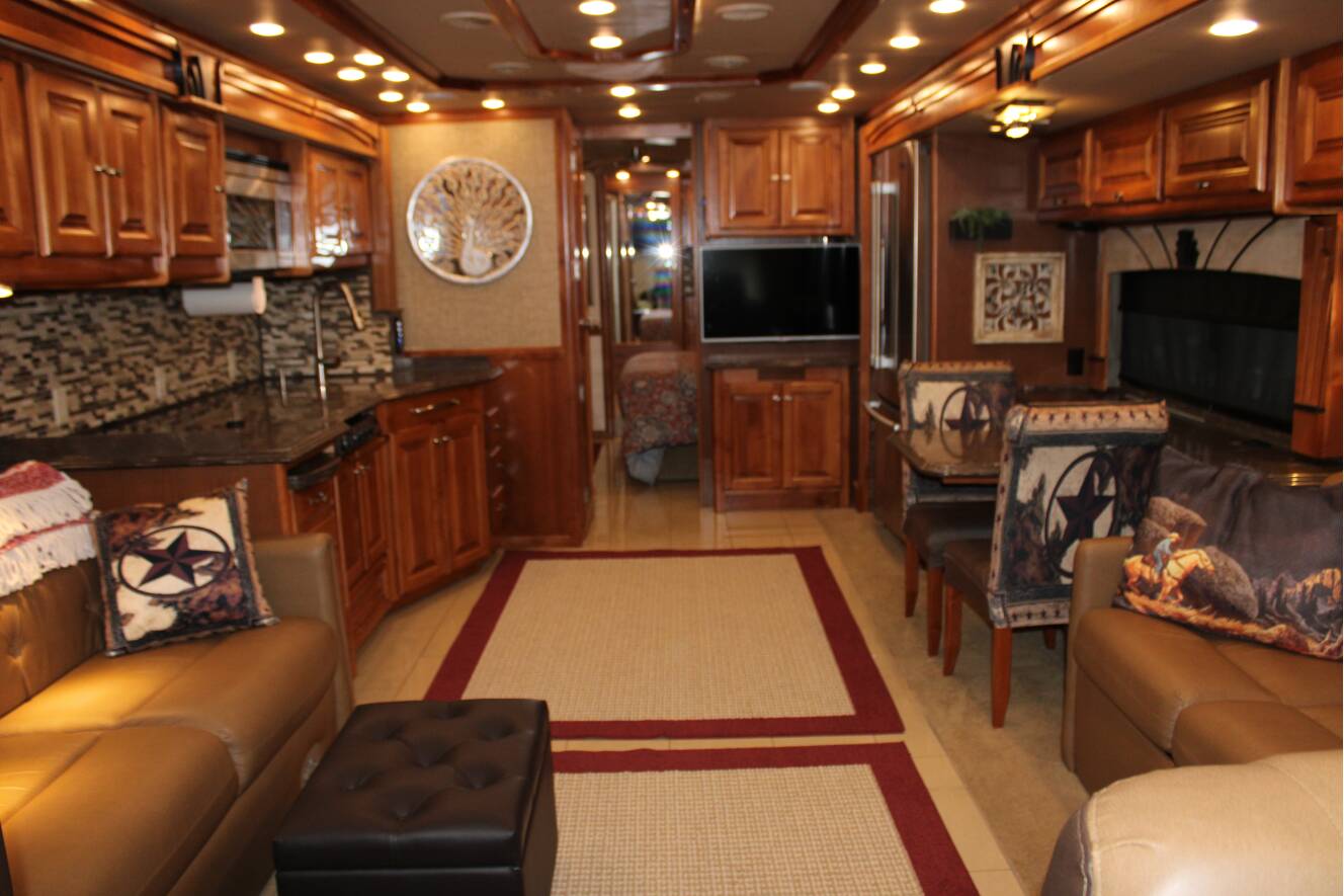A photo of this 2015 Tiffin Motorhomes PHAETON 40 QBH