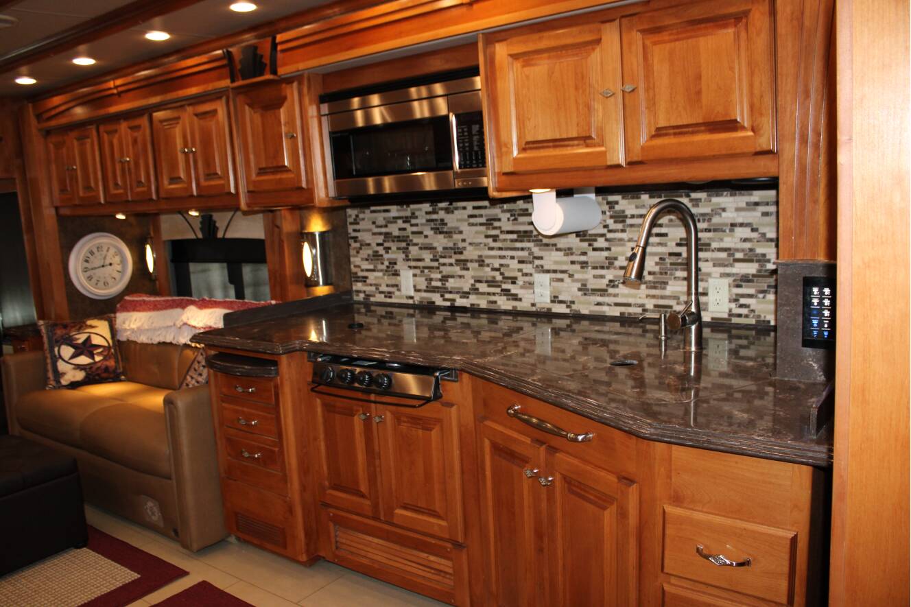 A photo of this 2015 Tiffin Motorhomes PHAETON 40 QBH