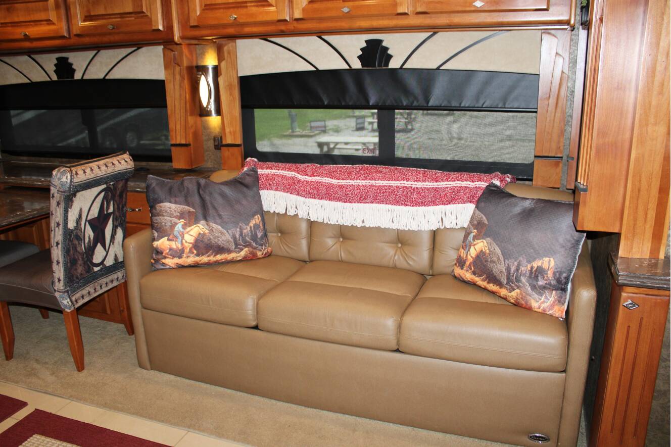 A photo of this 2015 Tiffin Motorhomes PHAETON 40 QBH