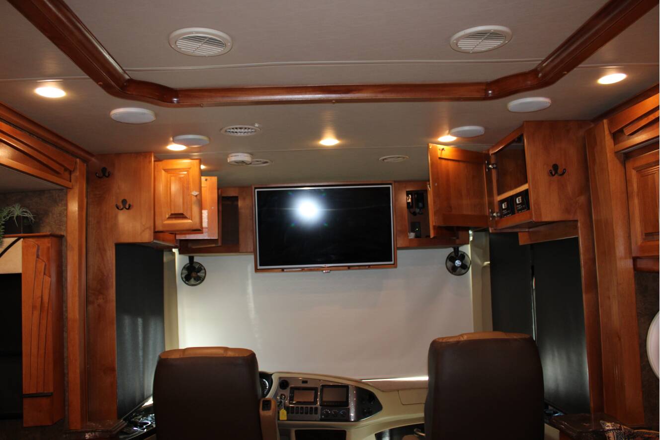 A photo of this 2015 Tiffin Motorhomes PHAETON 40 QBH