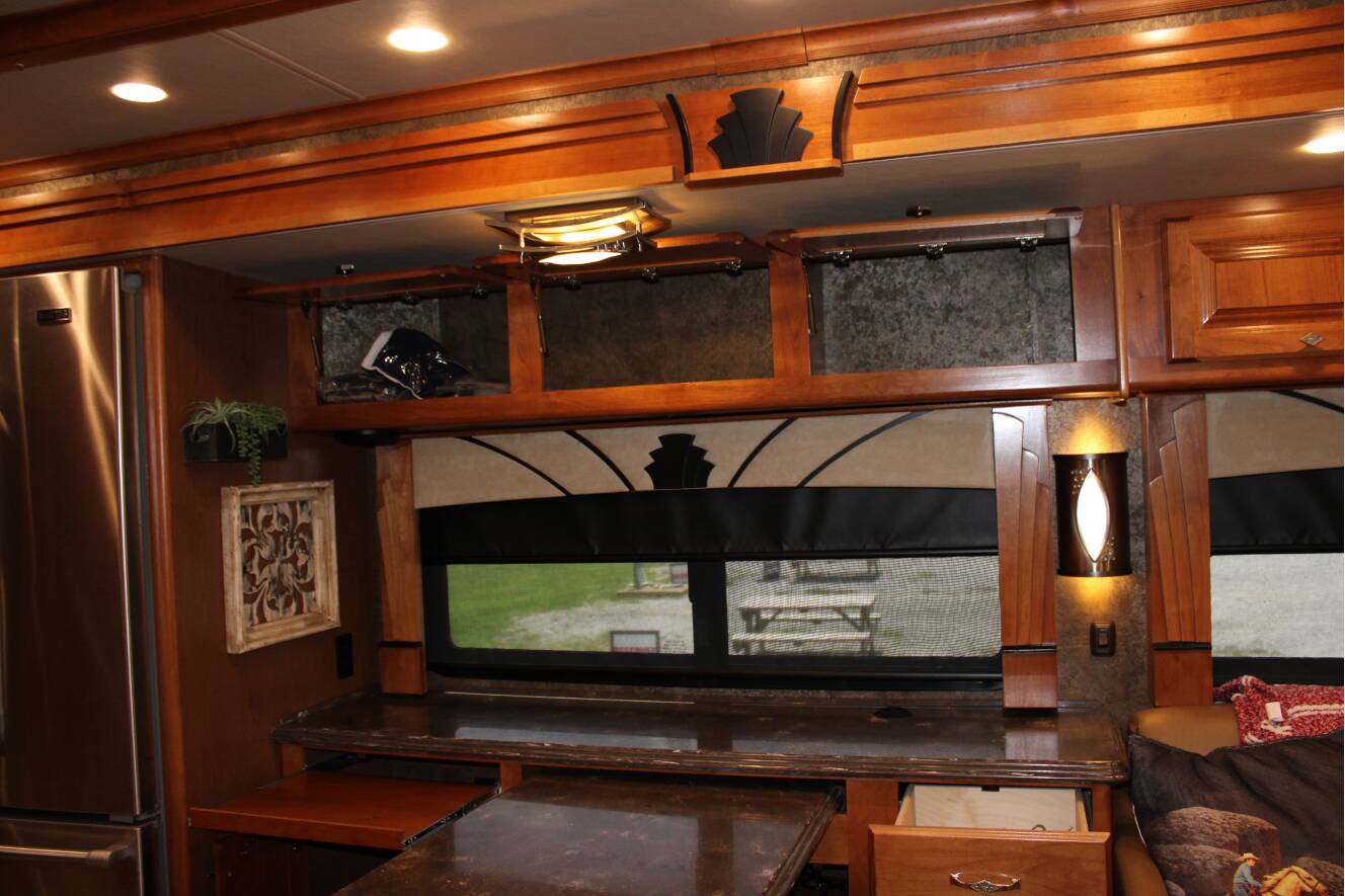 A photo of this 2015 Tiffin Motorhomes PHAETON 40 QBH