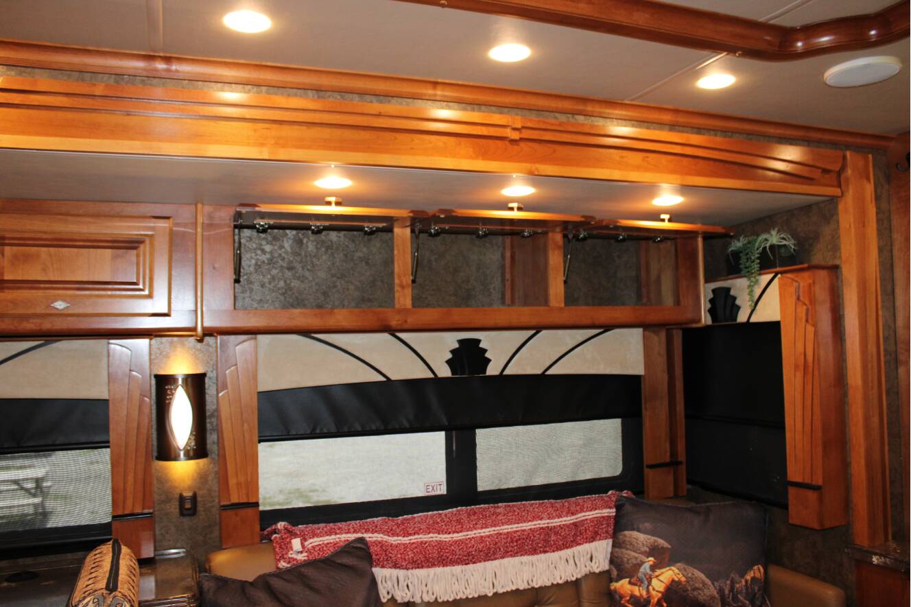 A photo of this 2015 Tiffin Motorhomes PHAETON 40 QBH
