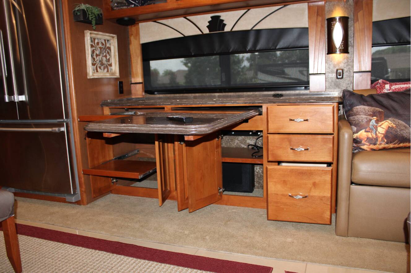 A photo of this 2015 Tiffin Motorhomes PHAETON 40 QBH