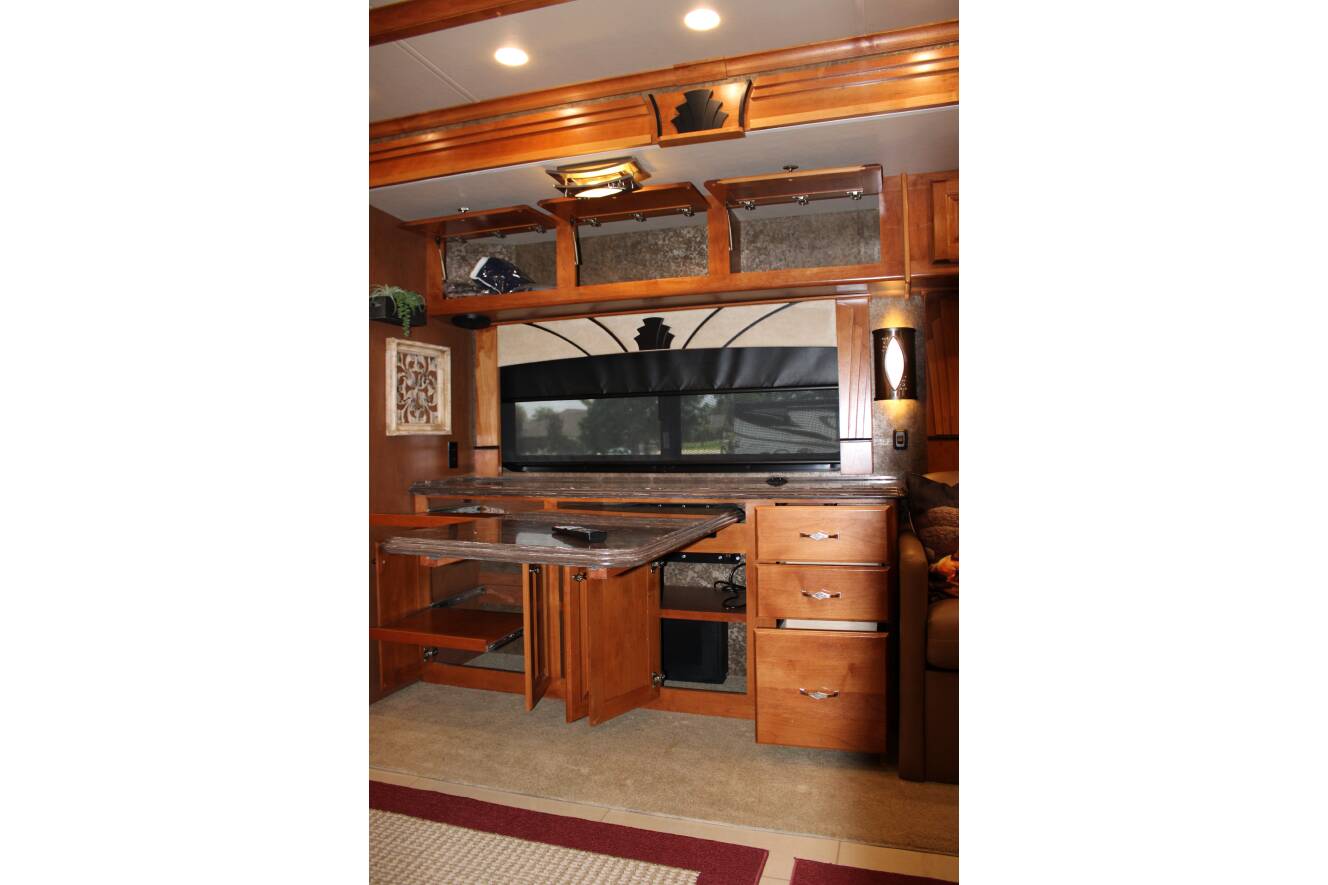A photo of this 2015 Tiffin Motorhomes PHAETON 40 QBH