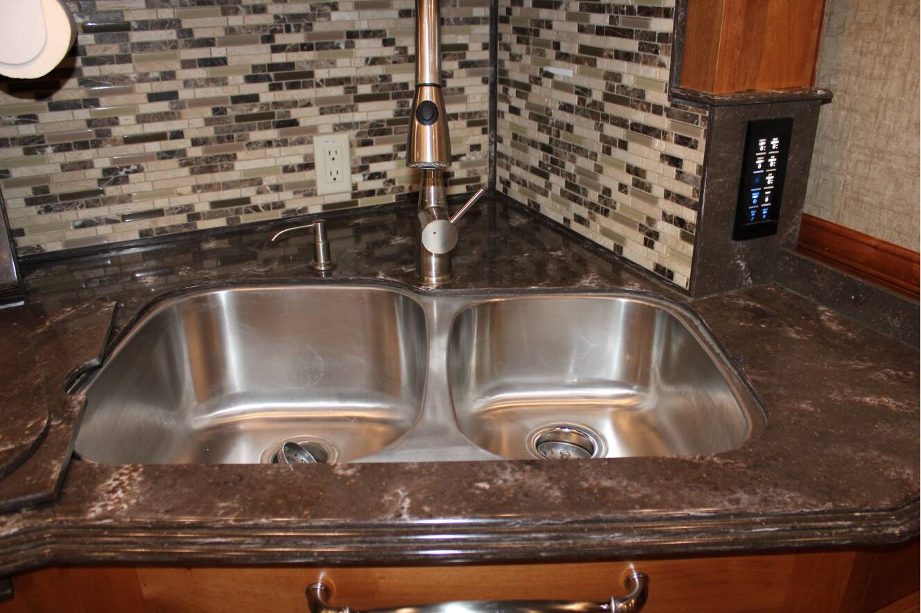 A photo of this 2015 Tiffin Motorhomes PHAETON 40 QBH