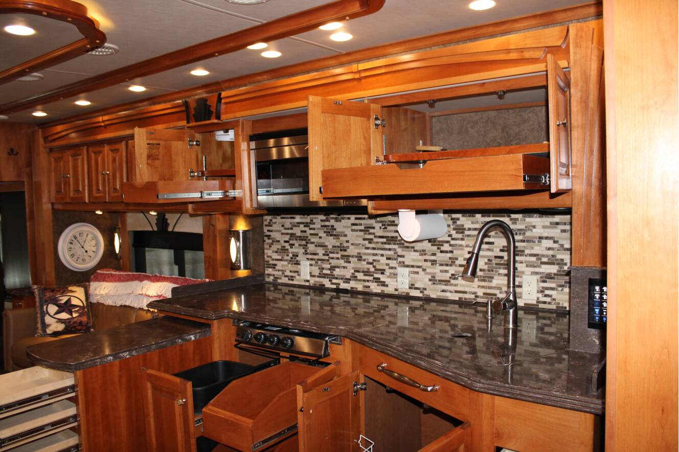 A photo of this 2015 Tiffin Motorhomes PHAETON 40 QBH