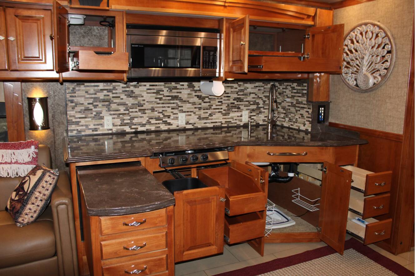 A photo of this 2015 Tiffin Motorhomes PHAETON 40 QBH