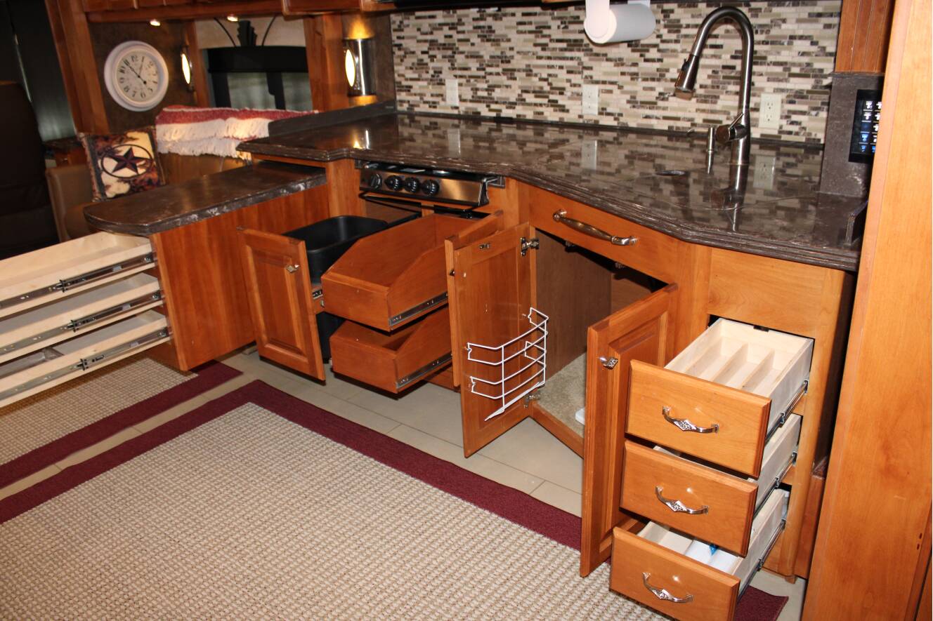 A photo of this 2015 Tiffin Motorhomes PHAETON 40 QBH