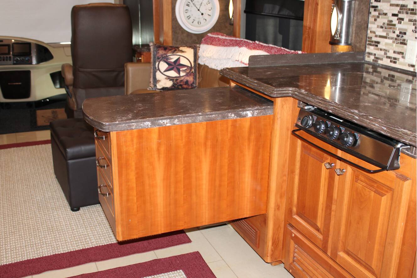A photo of this 2015 Tiffin Motorhomes PHAETON 40 QBH