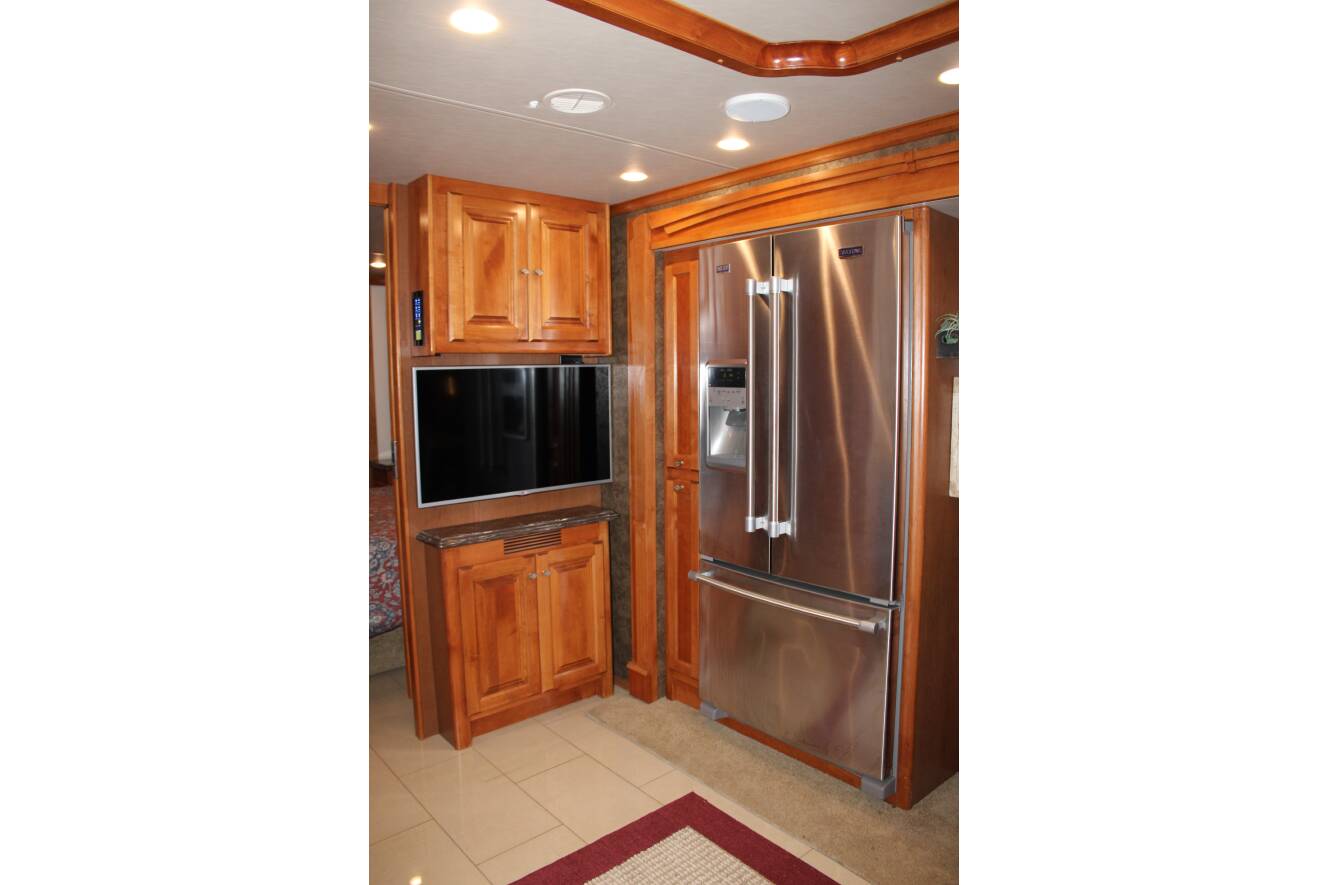A photo of this 2015 Tiffin Motorhomes PHAETON 40 QBH