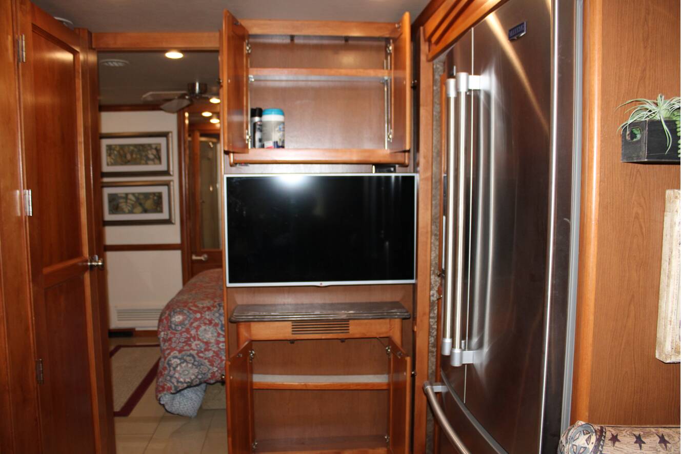 A photo of this 2015 Tiffin Motorhomes PHAETON 40 QBH