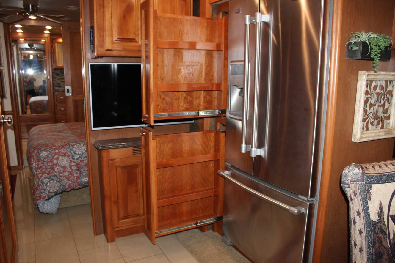 A photo of this 2015 Tiffin Motorhomes PHAETON 40 QBH