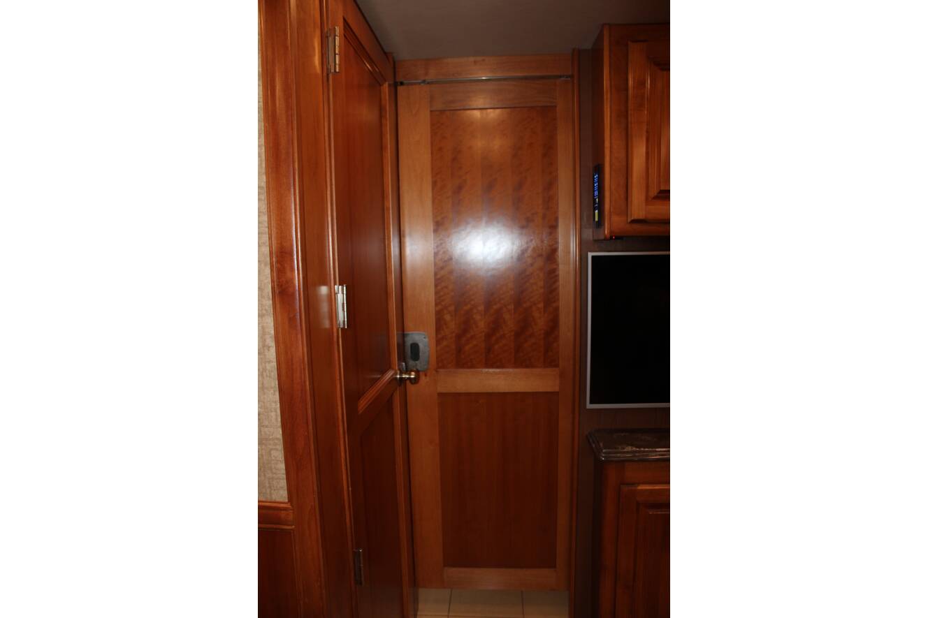 A photo of this 2015 Tiffin Motorhomes PHAETON 40 QBH