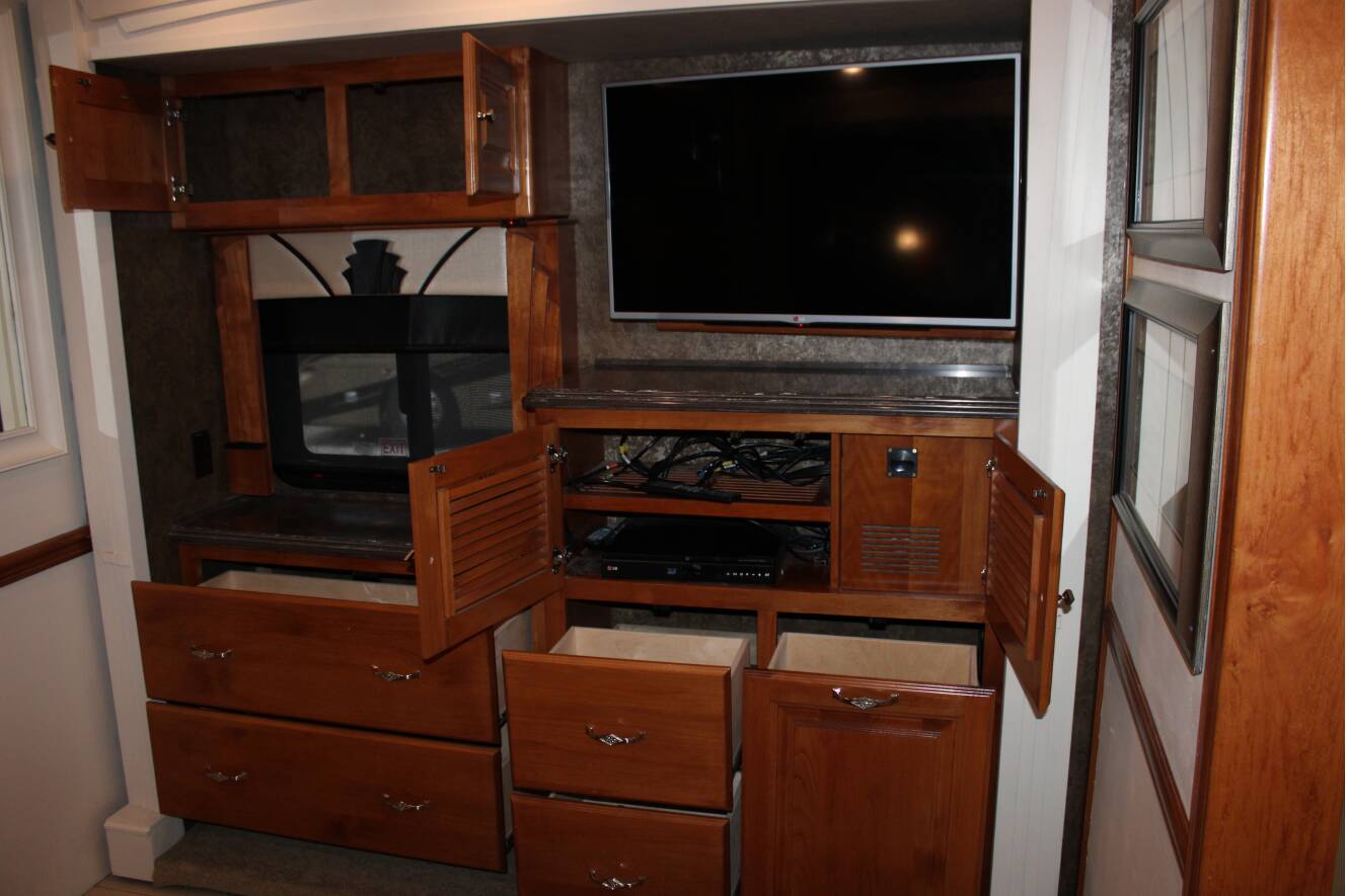A photo of this 2015 Tiffin Motorhomes PHAETON 40 QBH