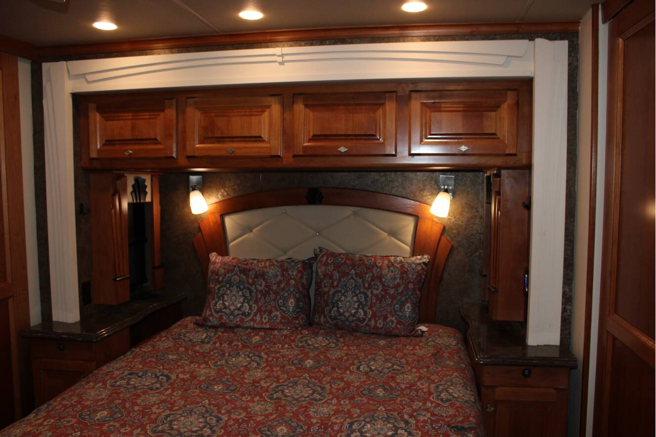 A photo of this 2015 Tiffin Motorhomes PHAETON 40 QBH
