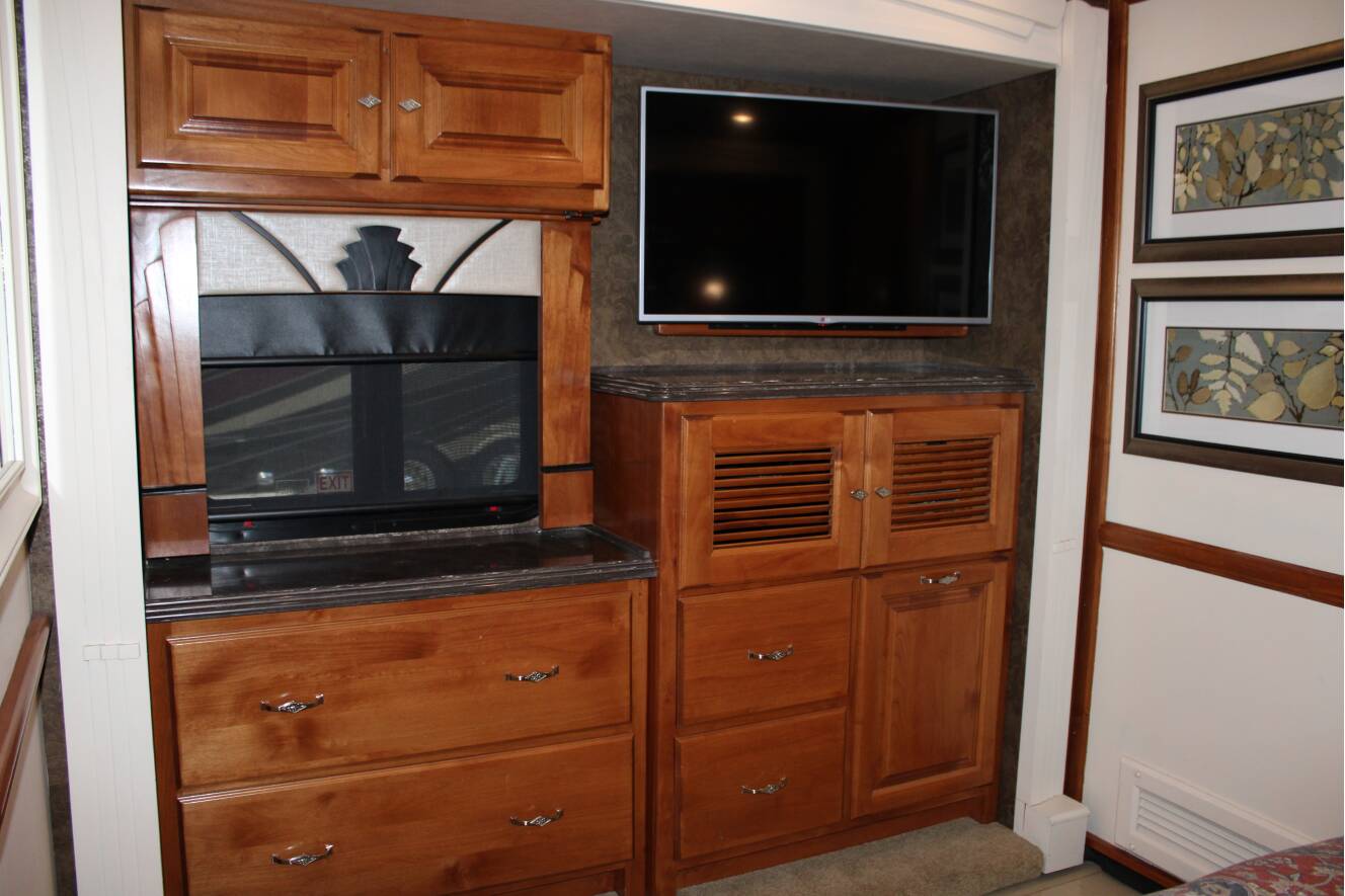 A photo of this 2015 Tiffin Motorhomes PHAETON 40 QBH