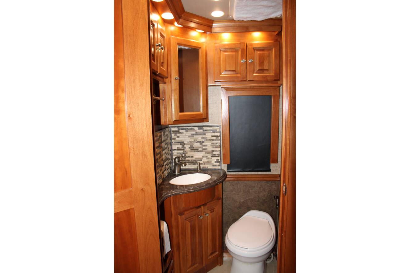 A photo of this 2015 Tiffin Motorhomes PHAETON 40 QBH