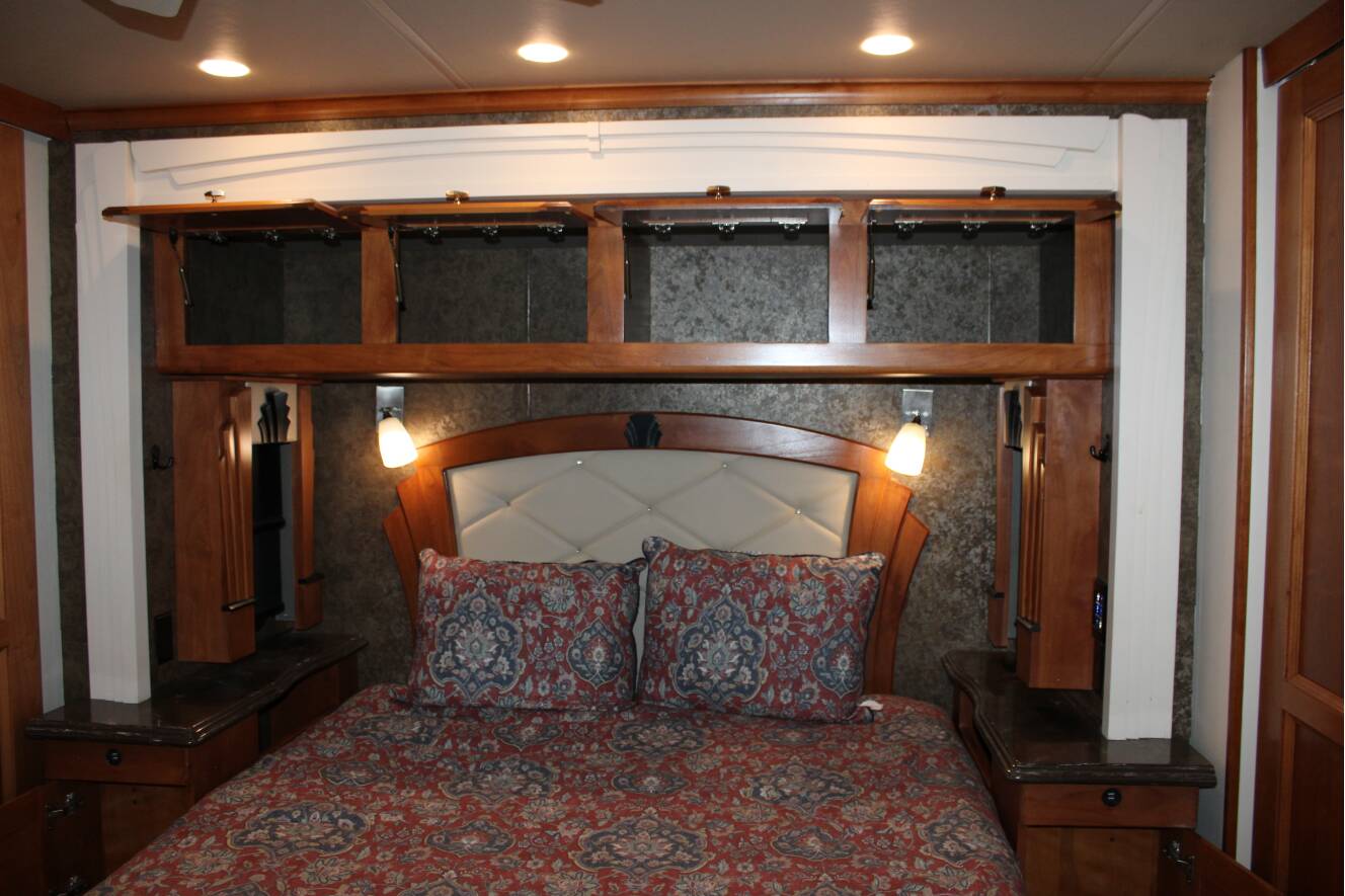 A photo of this 2015 Tiffin Motorhomes PHAETON 40 QBH