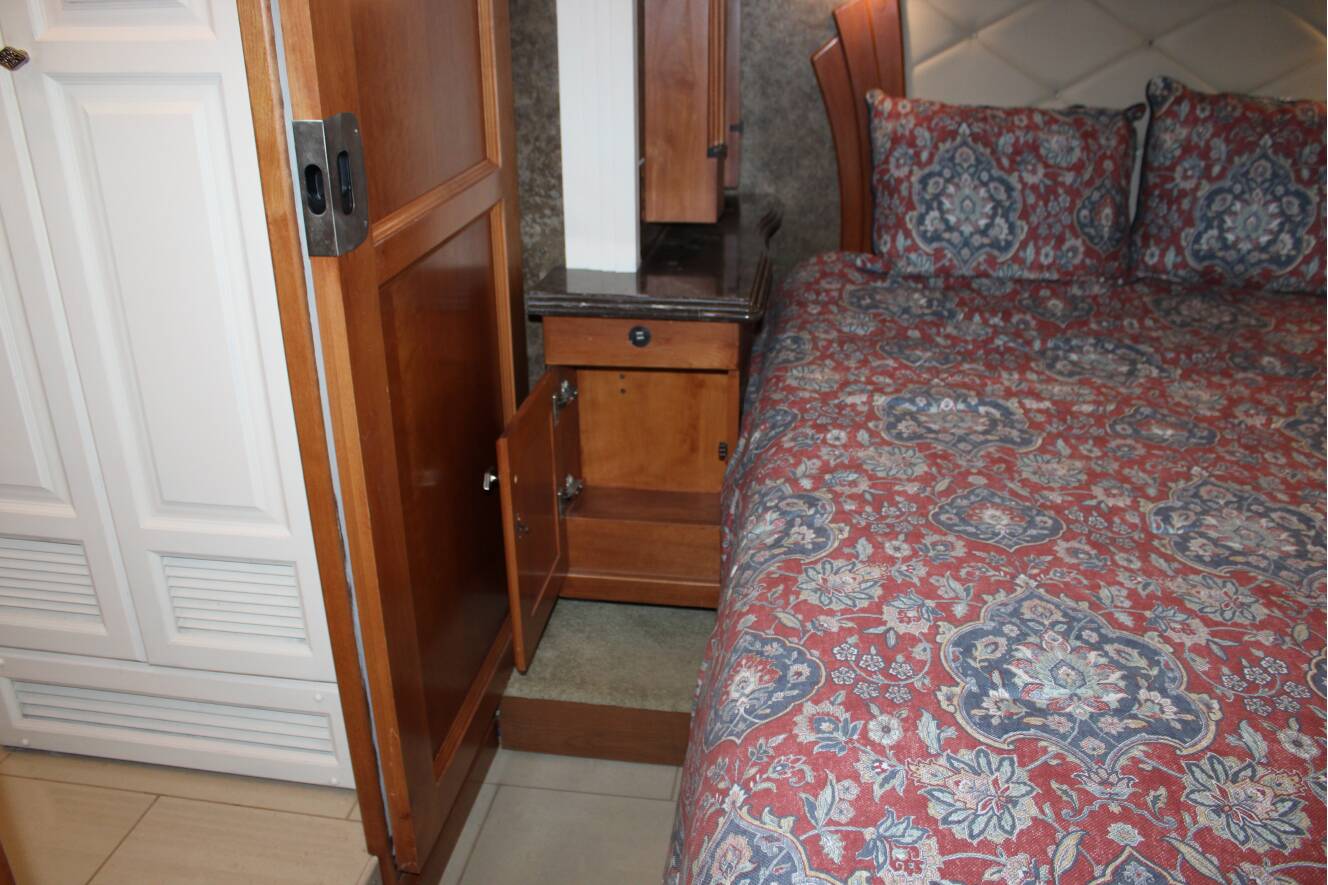 A photo of this 2015 Tiffin Motorhomes PHAETON 40 QBH