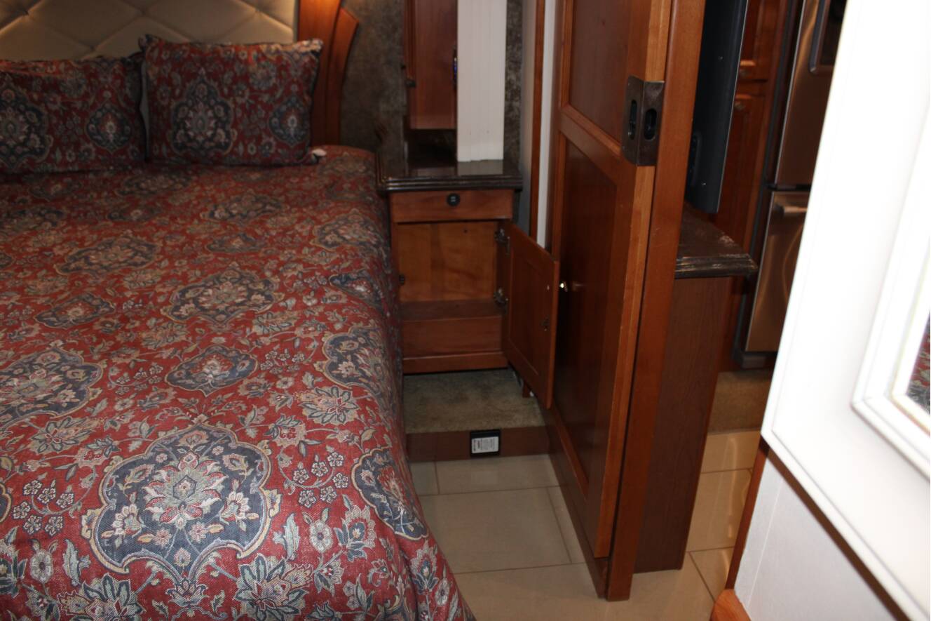 A photo of this 2015 Tiffin Motorhomes PHAETON 40 QBH